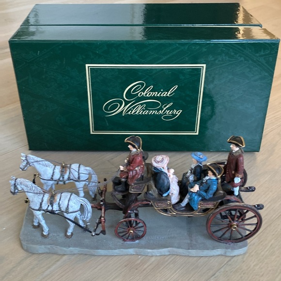 Williamsburg The Mulberry Sociable Carriage - Lang and Wise - Picture 1 of 12